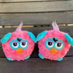 動く耳が付いたピンクのファービーぬいぐるみスリッパ、子供用ファービーフットウェアサイズS