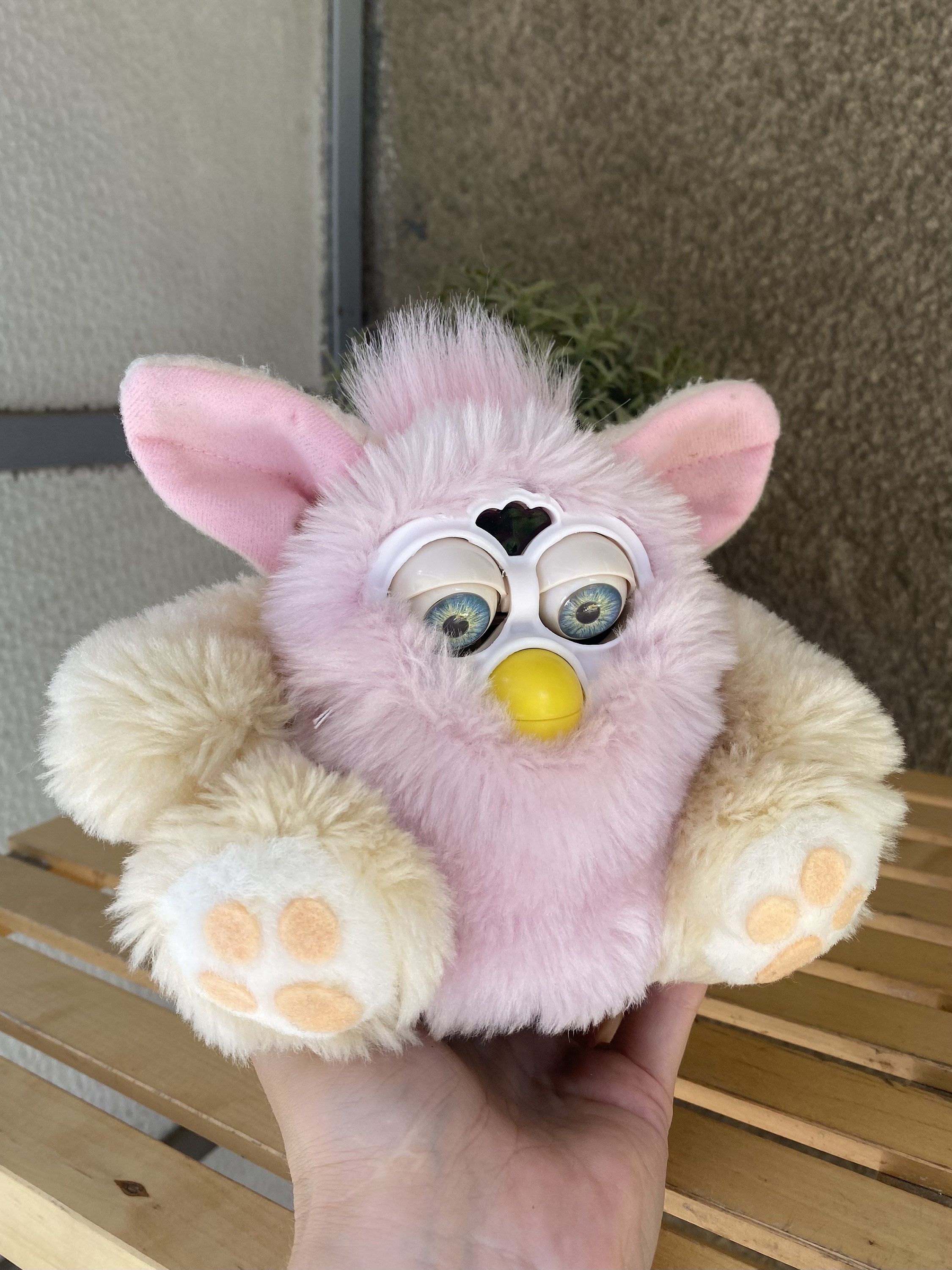 珍しいピンクとベージュのファービー偽物。美しい目の色で動作せ