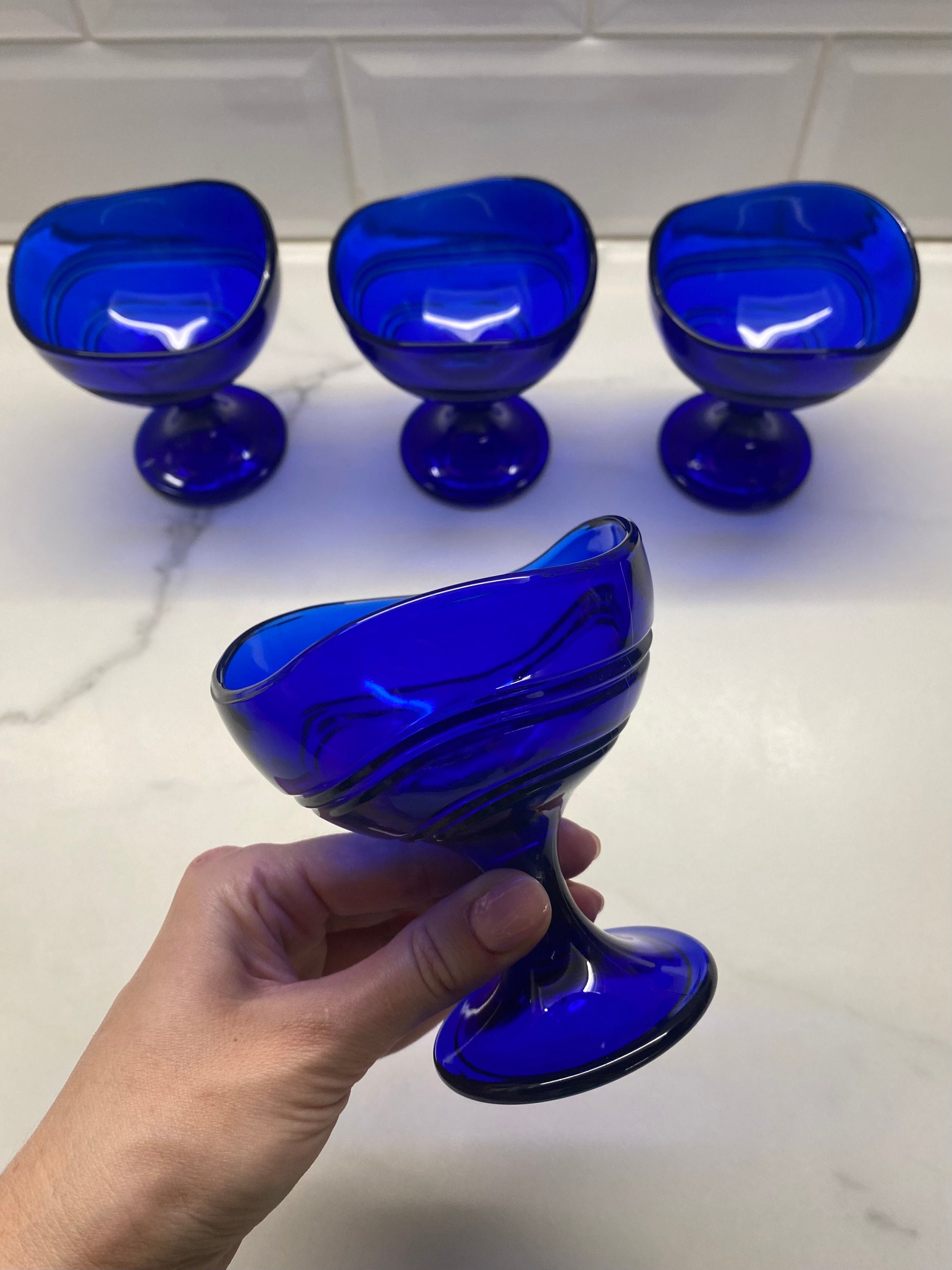 Blaues Glas Eisbecher Fidenza Italien 1980er Jahre new old stock, wunderschönes italienisches Vintage Set aus 4 unbenutzten Dessertbechern mit Fuß