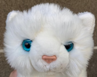 手作りの白い猫のぬいぐるみ：ポーズをとらせるアートドール、猫好きへ