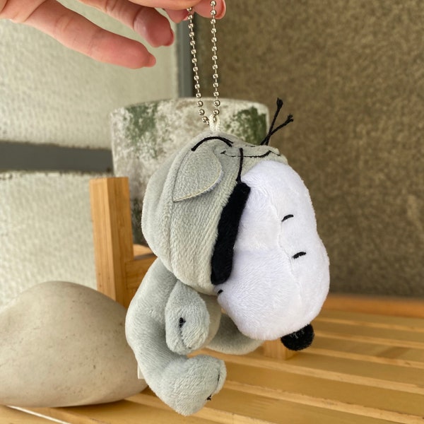 Joli petit porte-clés en peluche Snoopy dans une tenue grise avec une capuche, porte-clés en peluche Snoopy Peanuts en peluche douce, miniature Snoopy pour un cadeau