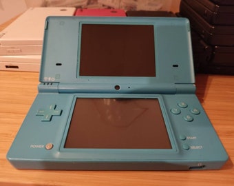 MODDED Nintendo dsi blauwe editie. Met 750+ games. Origineel. Goede staat. Vintage spelcomputer met oplader.