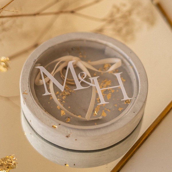 Moderne Ringbox grau mit personalisierter Acryl-Scheibe | Ein besonderes Accessoire für Deine Hochzeit | Ringkissen | Ringschale | Vinyl