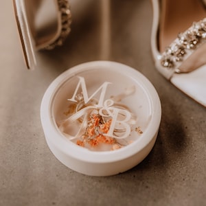 Boîte à bagues moderne avec disque acrylique gravé au laser | Un accessoire spécial pour votre mariage | Oreiller d’anneau | Plat à anneaux | Laser