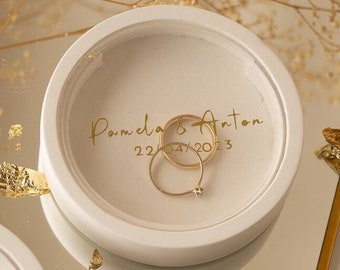Modern ringendoosje wit met gepersonaliseerde acrylschijf | Een bijzonder accessoire voor uw bruiloft | Ringkussen | Ringschotel | vinyl