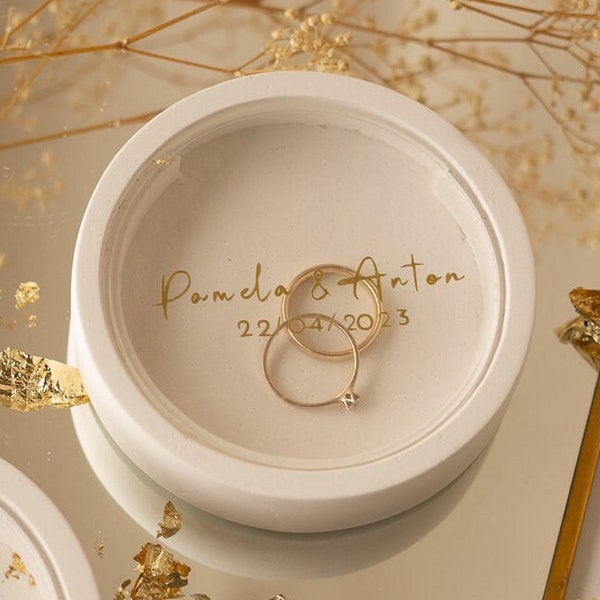 Boîte à bagues moderne blanche avec disque acrylique personnalisé | Un accessoire spécial pour votre mariage | Oreiller d’anneau | Plat à anneaux | vinyle