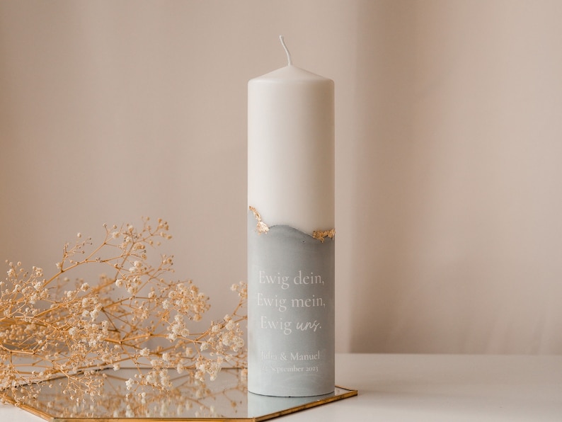 Personalized wedding candle with grey plaster base and gold leaf accents An elegant accessory for your wedding Wedding candle H101 grau | 7 x 25 cm