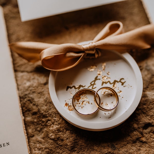 Plat à anneaux personnalisé « Nom » avec ruban | Boîte à bagues | Oreiller d’anneau | Bol à bijoux I cadeau de mariage personnalisé | vinyle