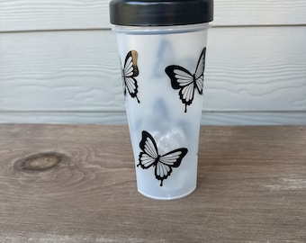 Zwarte of blauwe schudfles met vlinder