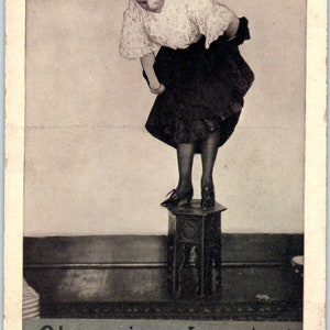 Mujer asustada del ratón "Debo conseguir un gato" Humor c1910 Postal original PB1