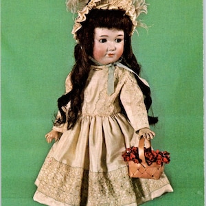 Bambola tedesca con occhi dormienti in bisquit Art Studio 1971 Cartolina originale PB6