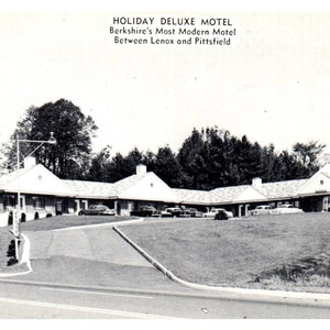 Holiday Deluxe Hotel Berkshire, Pittsfield MA Fred Tereshuck - Postcard TJ8-2
