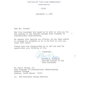 Membrete oficial del vicepresidente firmado por Martin J. McNamara el 5 de septiembre de 1967 TK1-P6