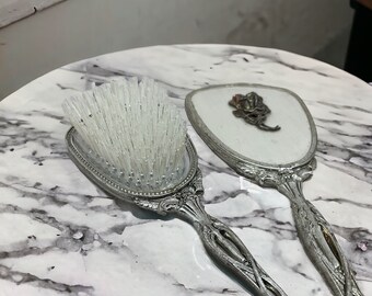 Ensemble de vanité des années 1950, peigne brosse, miroir, chrome argenté, roses fleuries TF5