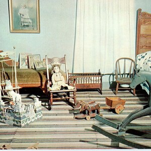Museo della stanza dei bambini delle bambole storiche di Amana Amana IA Cartolina originale PB6