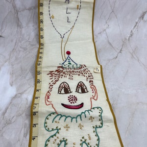 Vintage handgemachte gestickte Clown Kind Wachstumstabelle 45 "TF5-L1