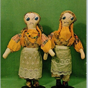 Coppia di bambole di pezza dipinte da nonna Moses Bennington VT cartolina originale PB5