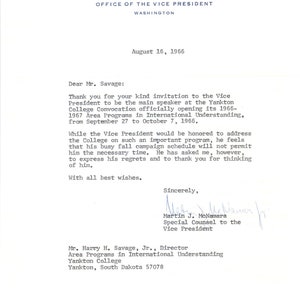 Membrete oficial del vicepresidente firmado por Martin J. McNamara el 16 de agosto de 1966 TK1-P6