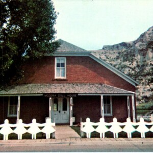 Hitching Post Medora ND Doll House Van Hoffman House Cartolina originale PB8