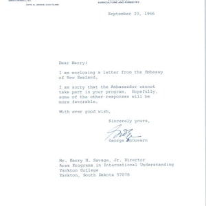Senador de Dakota del Sur George McGovern Membrete oficial firmado Memo 1966 TK1-GM
