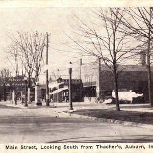 c1910 Main Street Blick nach Süden von Thatcher's Auburn IN Original Postkarte PC10