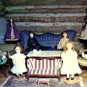 Gruppo di bambole francesi Casa delle bambole e museo di Gay Maggie NC Cartolina originale PB7