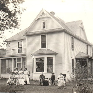 Familiendamen in weißen Kitteln mit Hund vor Haus c1910 RPPC Postkarte AB9