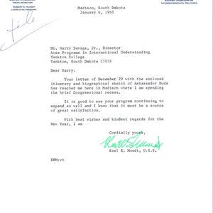 Memo oficial firmado con membrete del senador de Dakota del Sur Karl Mundt 1968 TK1-P6