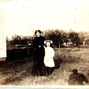 Mère et fille à la ferme « Lepha et Mme Doris » RPPC Carte postale avec photo réelle PB1