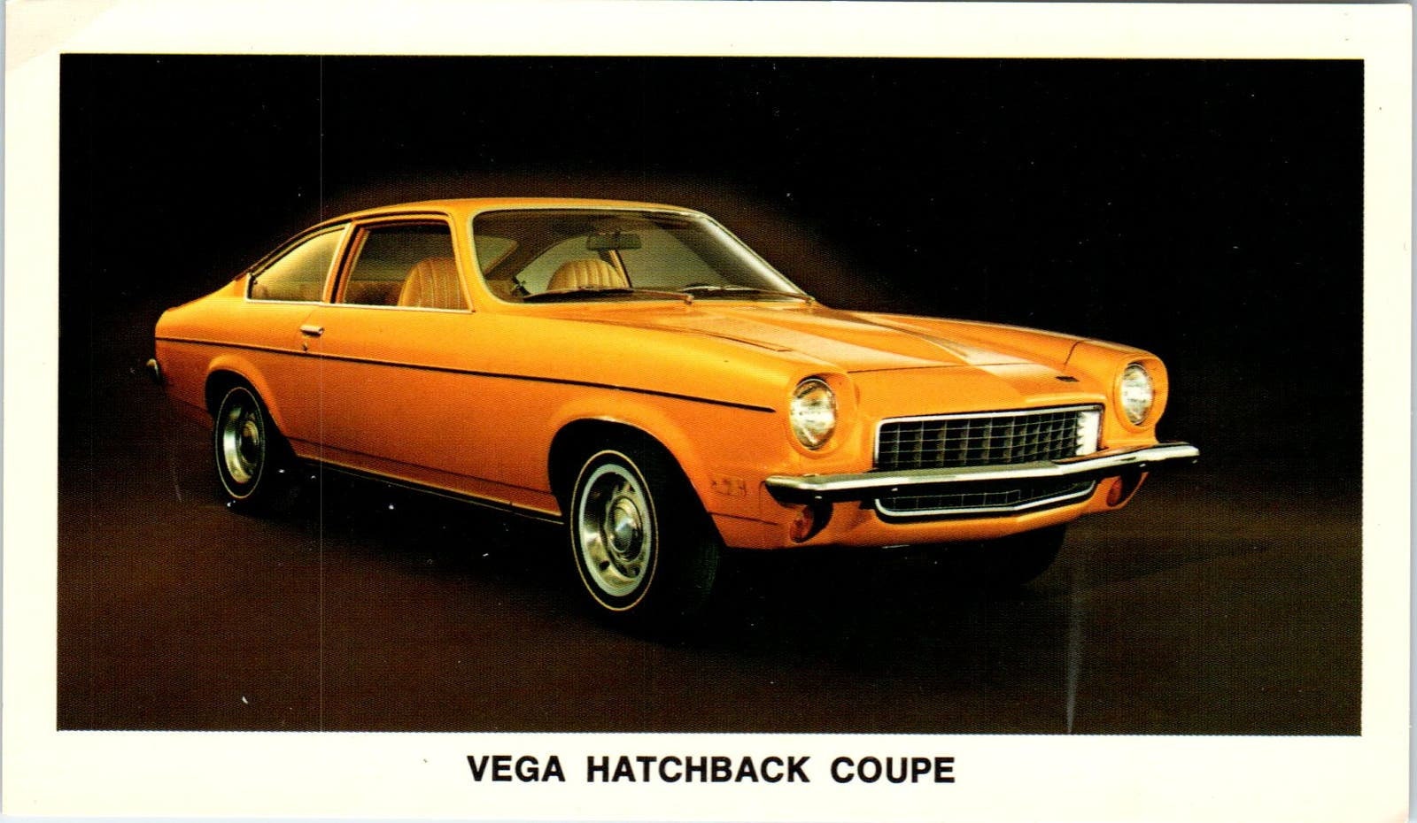 Vega Hatchback Coupé Cabriolet Chevy Gelb Vintage Postkarte PC12