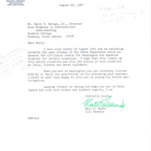 Memo oficial firmado con membrete del senador de Dakota del Sur Karl Mundt 1967 TK1-P6