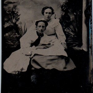 C1860 Photographie en fer-blanc de 2 sœurs posant 2 x 3 po. AE6