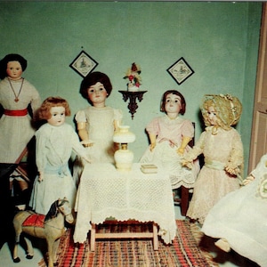 Bambole in mostra alla cartolina originale PB10 di Dolls of Yesteryear San Antonio Texas