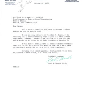 Memo oficial firmado con membrete del senador de Dakota del Sur Karl Mundt 1966 TK1-P6