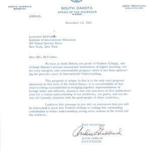 Membrete oficial del gobernador de Dakota del Sur firmado por Archie Gubbrud, noviembre de 1964 TK1-P11