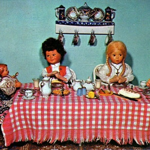 Grace Dolls at Dining Table - Una cartolina Lilianne Card originale PB2