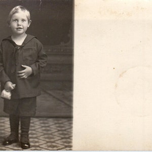 Petit garçon dent manquante RPPC Carte postale photo réelle PB1