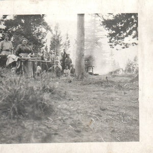 Postkarte mit Familie auf einem Zeltplatz im Wald Vintage RPPC Real Photo Postkarte AB9