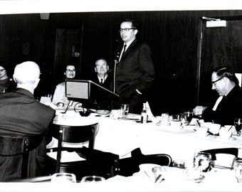 Dr. Bernard B. Fall dirigiéndose al público del banquete 1966 Foto original 5x7 TK1-P4