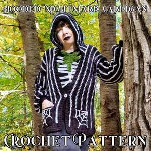 Op de afbeelding: Haakpatroon voor een hooded cardigan met zwarte en witte strepen. De cardigan heeft een spinnenwebontwerp op de zak en een skeletontwerp op de voorkant. Het patroon heet "Hooded Nightmare Cardigan".