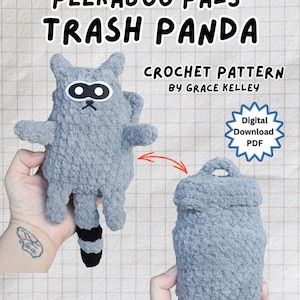 Puede incluir: Un patrón de ganchillo titulado PEEKABOO PALS TRASH PANDA BY GRACE KELLEY. La imagen muestra un mapache gris de ganchillo con una máscara blanca y negra y una cola a rayas, junto a un cubo de basura gris de ganchillo. Etiquetado como Digital Download PDF.