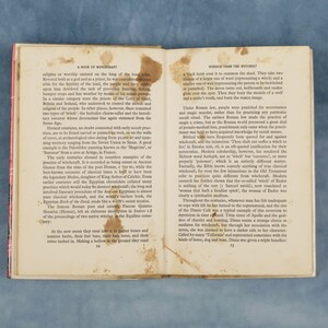 Puede incluir: Libro abierto con texto sobre brujer&iacute;a, con secciones sobre rituales, pr&aacute;cticas hist&oacute;ricas y figuras como la 'bruja' de Endor. Las p&aacute;ginas est&aacute;n manchadas y el texto est&aacute; en ingl&eacute;s.