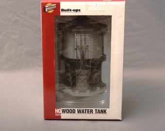 Tanque de agua de madera Walthers escala HO n.° 933-2820 — Revestimiento gris construido, nuevo en caja, para maquetas de ferrocarril