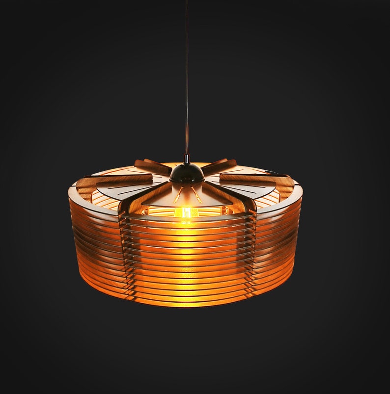 Puede incluir: Una moderna l&aacute;mpara colgante circular con un brillo c&aacute;lido y acogedor. La l&aacute;mpara presenta un dise&ntilde;o de madera en capas con una capota de metal oscuro y un solo cable colgante. El fondo es oscuro.