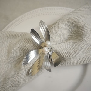 Gebürstete Silber Perle Mistelzweig Botanische Serviettenring, Tischdekoration, Tischdekoration, Hochzeit Serviettenringe, Dinner Party Decor, Serviettenhalter