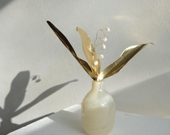 Flor de lirio de los valles de bronce