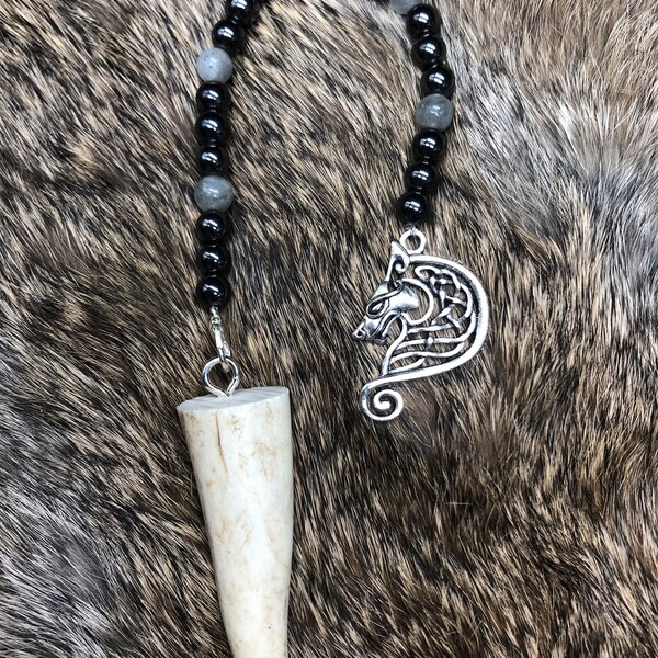 Pendule à pointe de bois de cerf de cerf hématite et labradorite avec charme de loup Fenrir