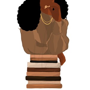Puede incluir: Una mujer con el pelo largo y negro rizado lleva un jersey marr&oacute;n y un collar de oro. Est&aacute; de pie sobre una pila de libros, que son de varios tonos de marr&oacute;n y beige.