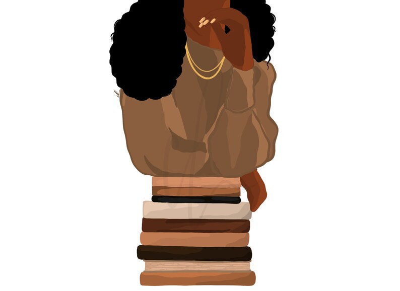 Puede incluir: Una mujer con el pelo largo y negro rizado lleva un jersey marr&oacute;n y un collar de oro. Est&aacute; de pie sobre una pila de libros, que son de varios tonos de marr&oacute;n y beige.