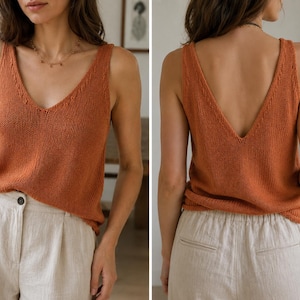 Può includere: Un top senza maniche in maglia color ruggine con scollo a V profondo. Il top senza maniche ha un aspetto strutturato e una vestibilità rilassata. L'immagine mostra la parte anteriore e posteriore del top, evidenziando il design e il drappeggio del tessuto. Il top senza maniche è abbinato a pantaloncini di lino colorati.